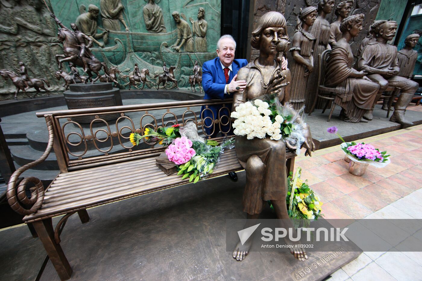 Zurab Tsereteli presents monument to Marina Tsvetayeva in Moscow