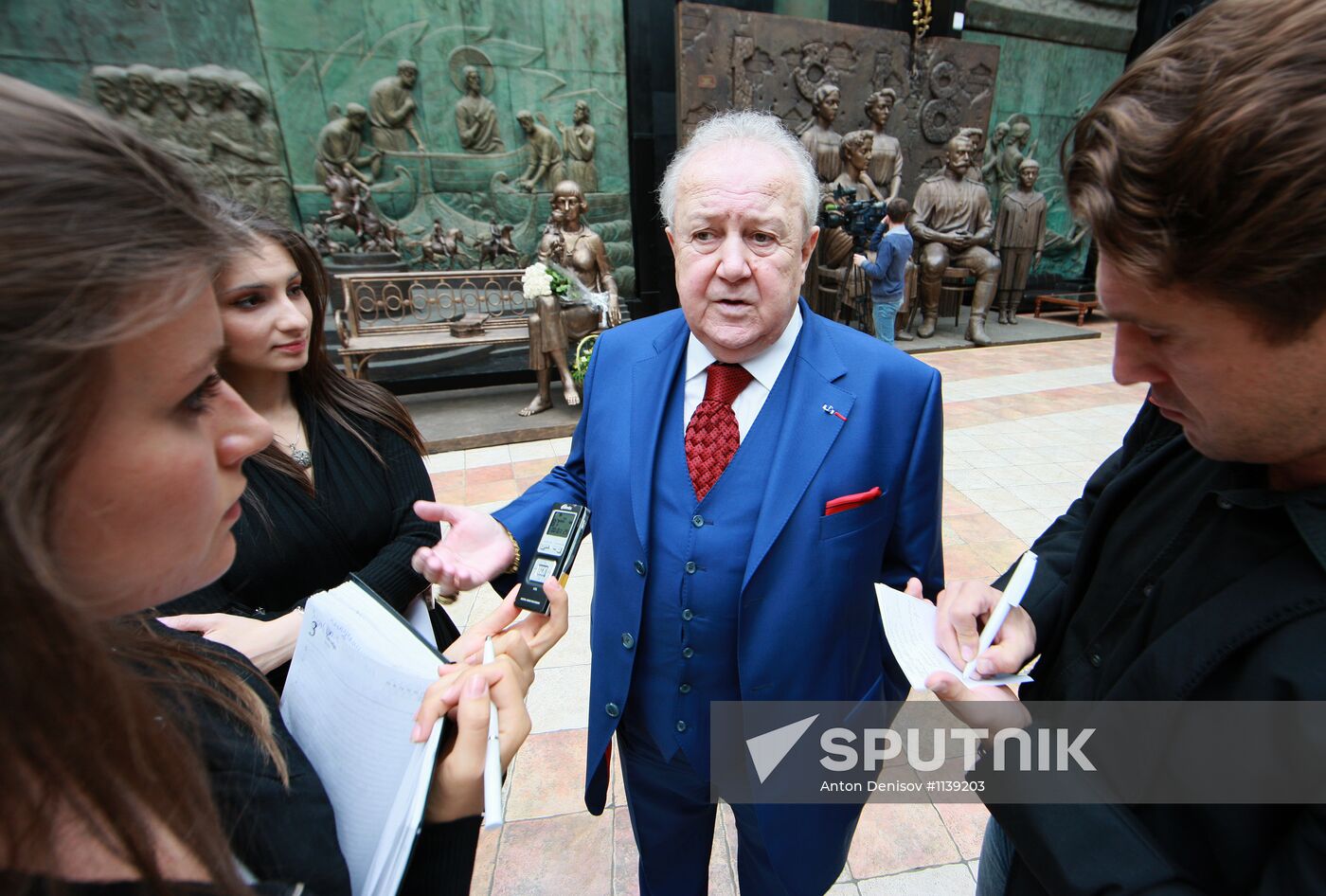 Zurab Tsereteli presents monument to Marina Tsvetayeva in Moscow