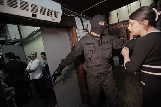 Drug control and migration inspection in Moscow night clubs