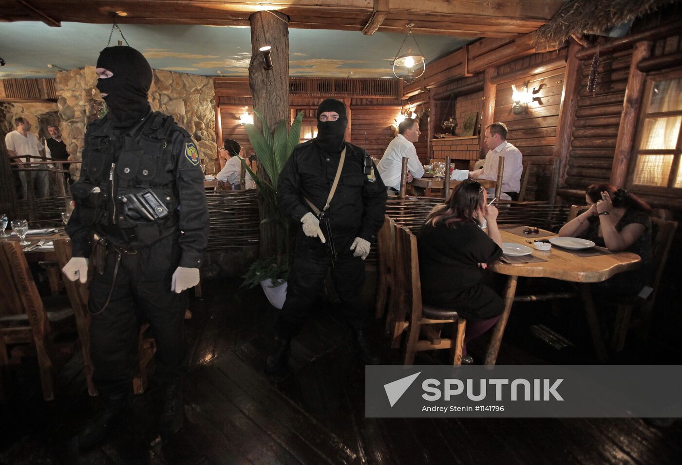 Drug control and migration inspection in Moscow night clubs