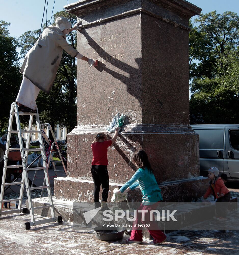 Dramatized cleaning of Pushkin monument