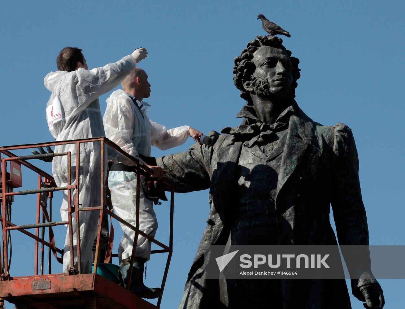 Dramatized cleaning of Pushkin monument