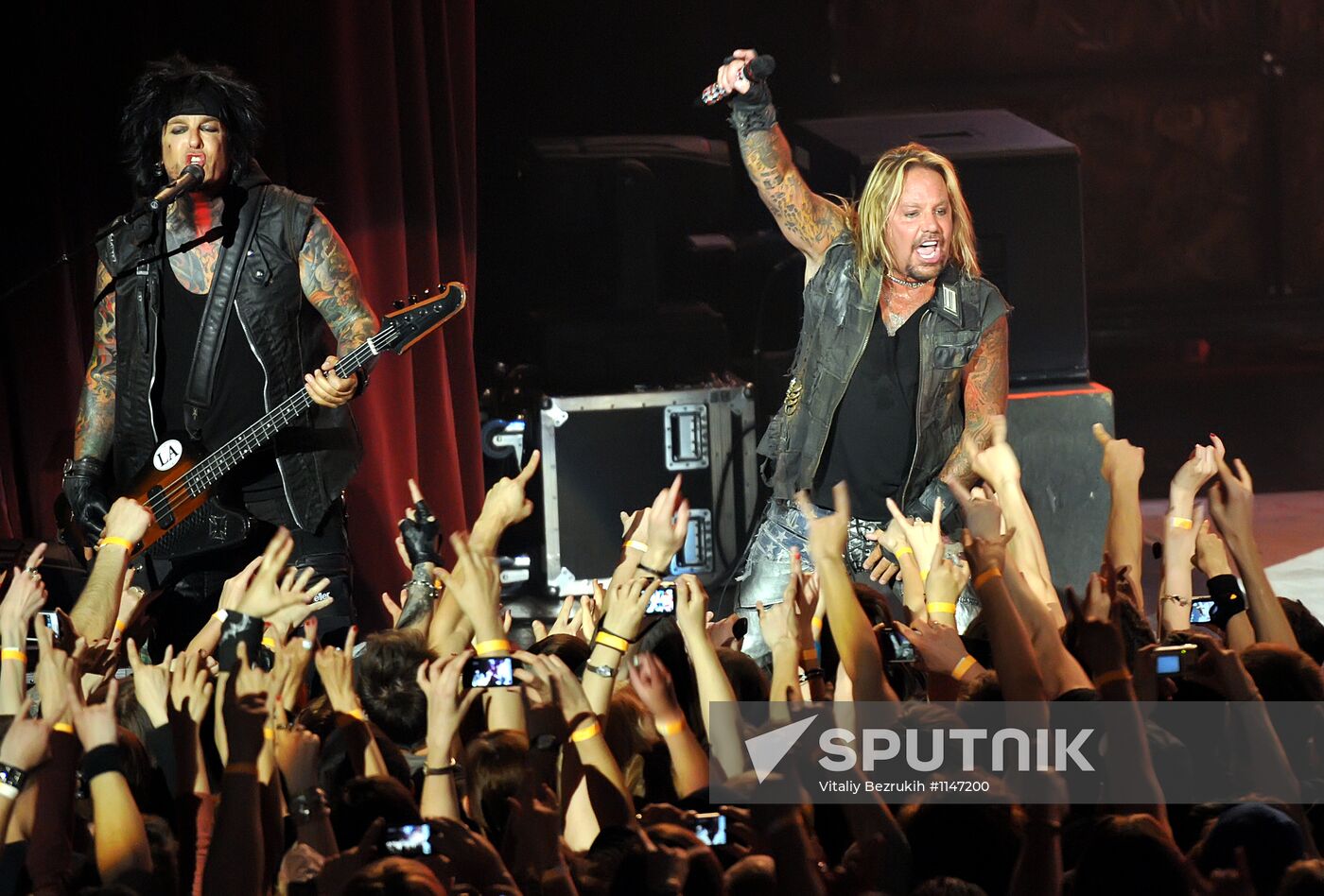 Mötley Crüe performs in Moscow