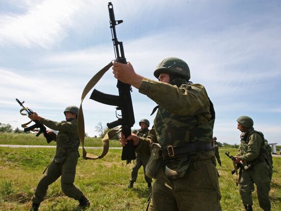 Combat training sessions for servicemen at Khmelevka range