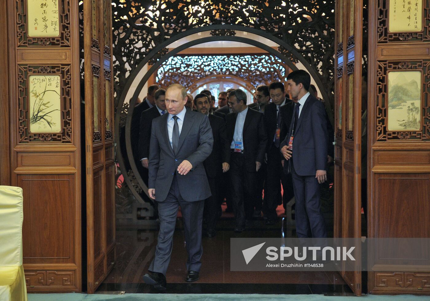 Vladimir Putin talks with Mahmoud Ahmadinejad