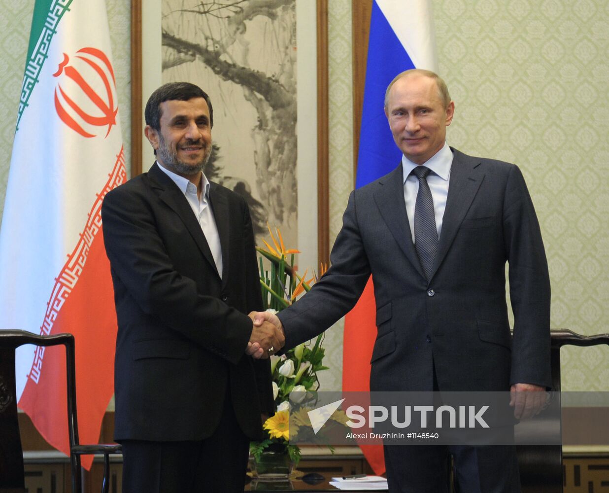 Vladimir Putin talks with Mahmoud Ahmadinejad