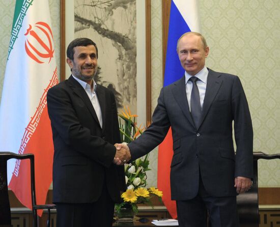 Vladimir Putin talks with Mahmoud Ahmadinejad