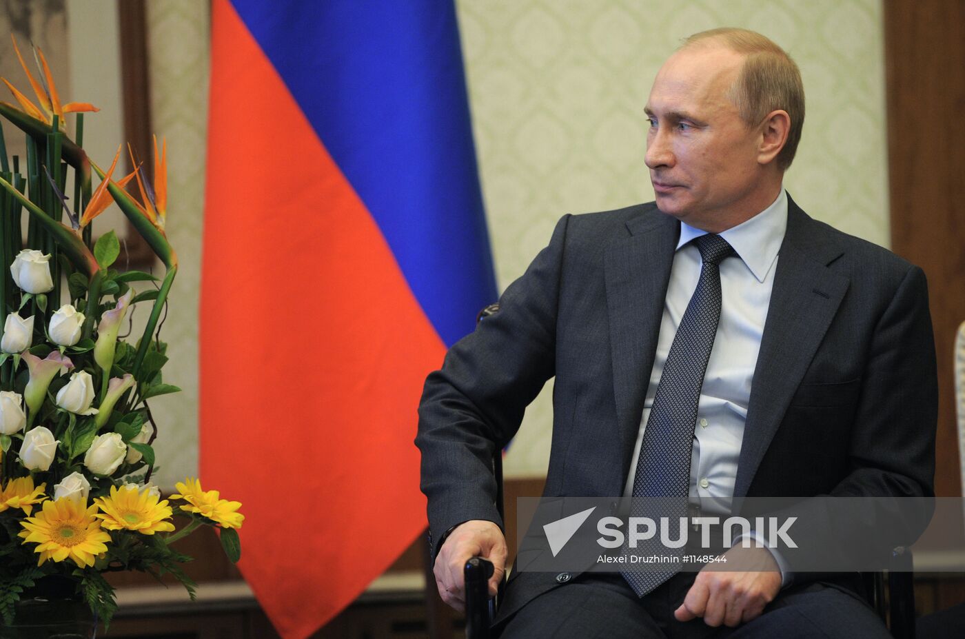 Vladimir Putin talks with Mahmoud Ahmadinejad