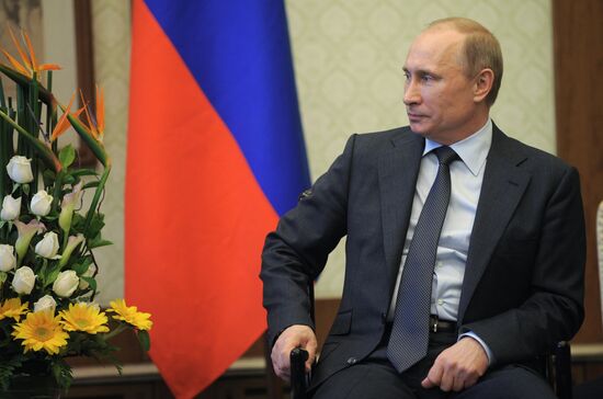 Vladimir Putin talks with Mahmoud Ahmadinejad