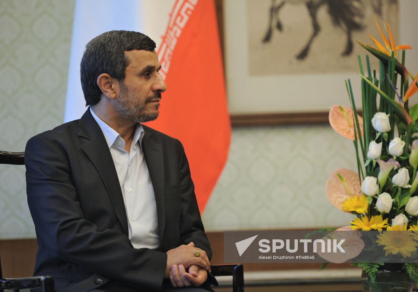 Vladimir Putin talks with Mahmoud Ahmadinejad