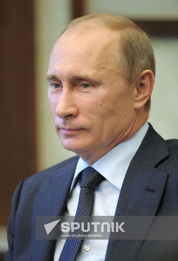 Vladimir Putin talks with Mahmoud Ahmadinejad