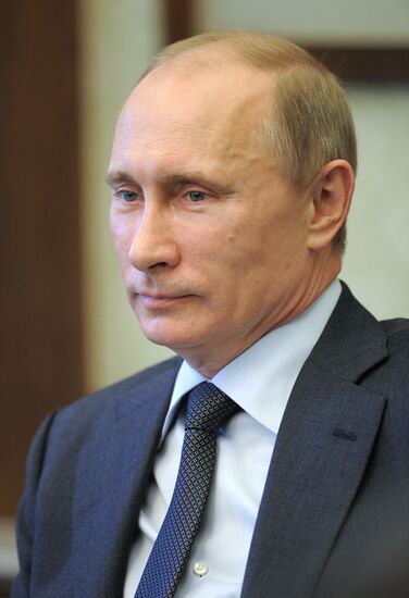 Vladimir Putin talks with Mahmoud Ahmadinejad