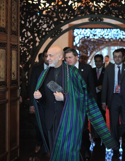 Vladimir Putin talks with Hamid Karzai