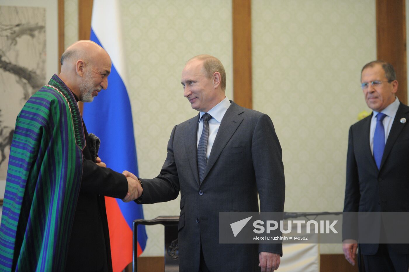 Vladimir Putin talks with Hamid Karzai