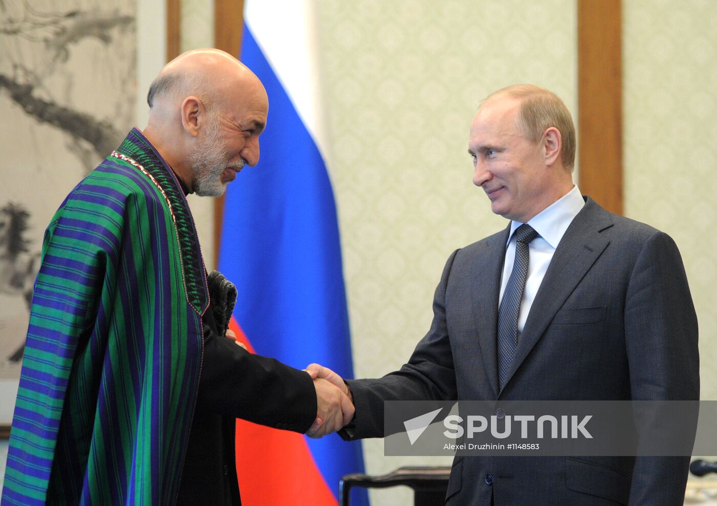 Vladimir Putin talks with Hamid Karzai