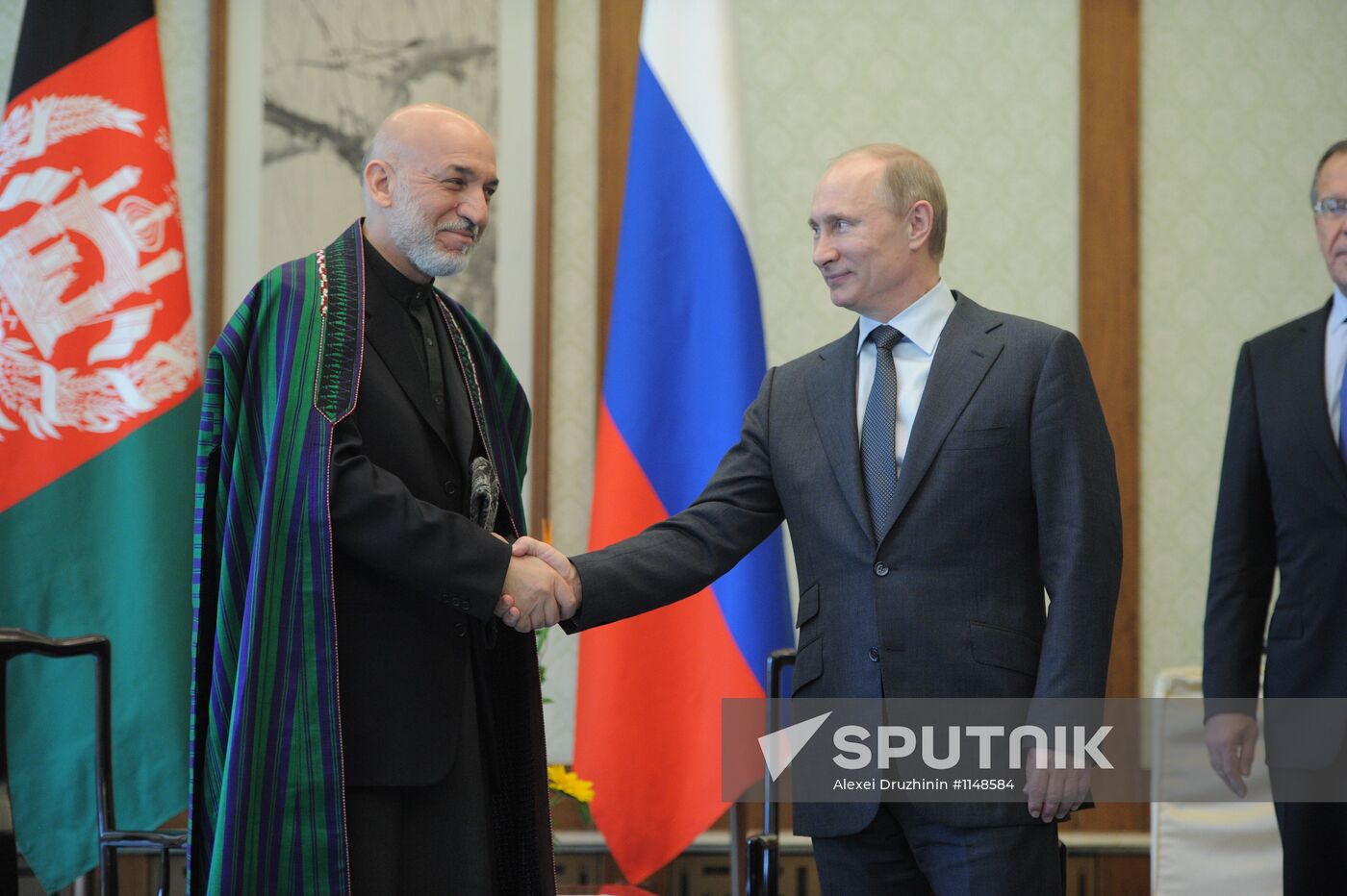 Vladimir Putin talks with Hamid Karzai