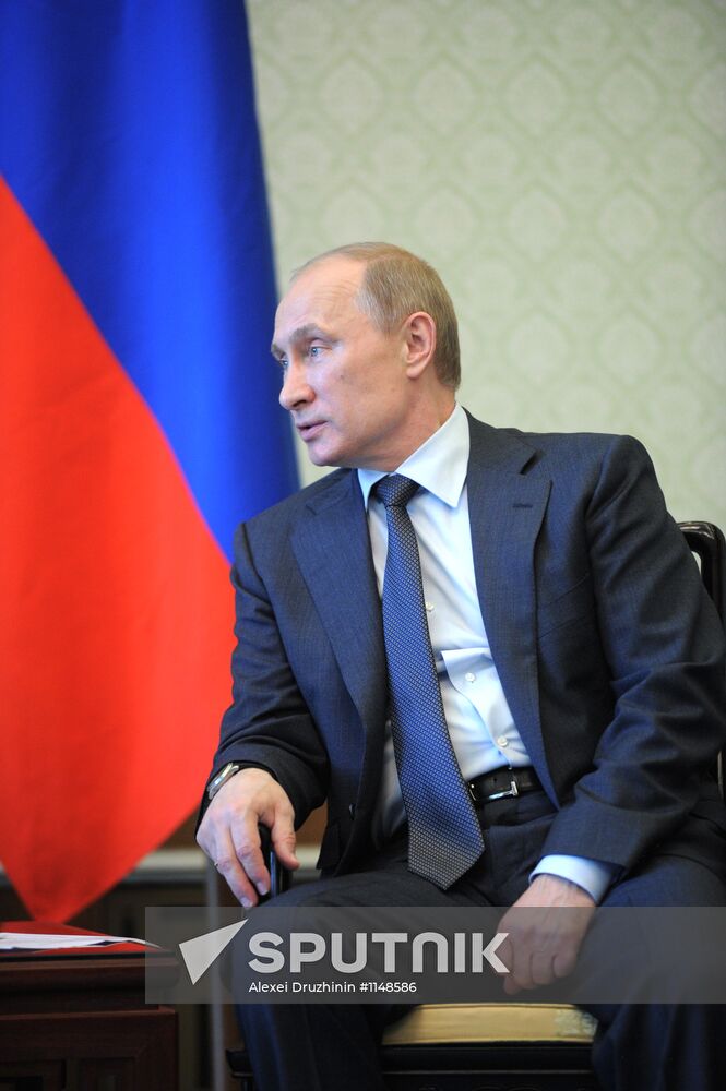 Vladimir Putin talks with Hamid Karzai