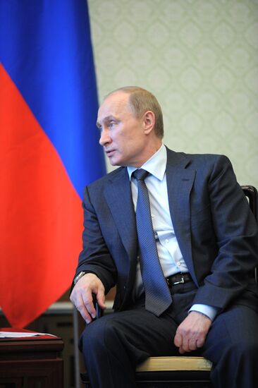 Vladimir Putin talks with Hamid Karzai