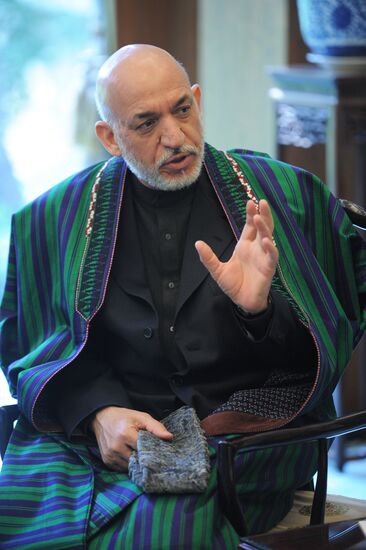 Vladimir Putin talks with Hamid Karzai