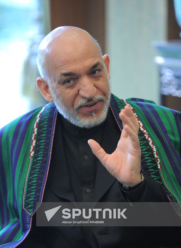 Vladimir Putin talks with Hamid Karzai