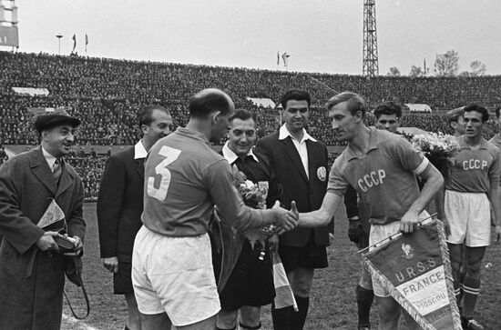 Soviet and French football teams captains