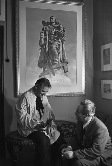 Sculptors Yevgeny Vuchetich and Zair Azgur