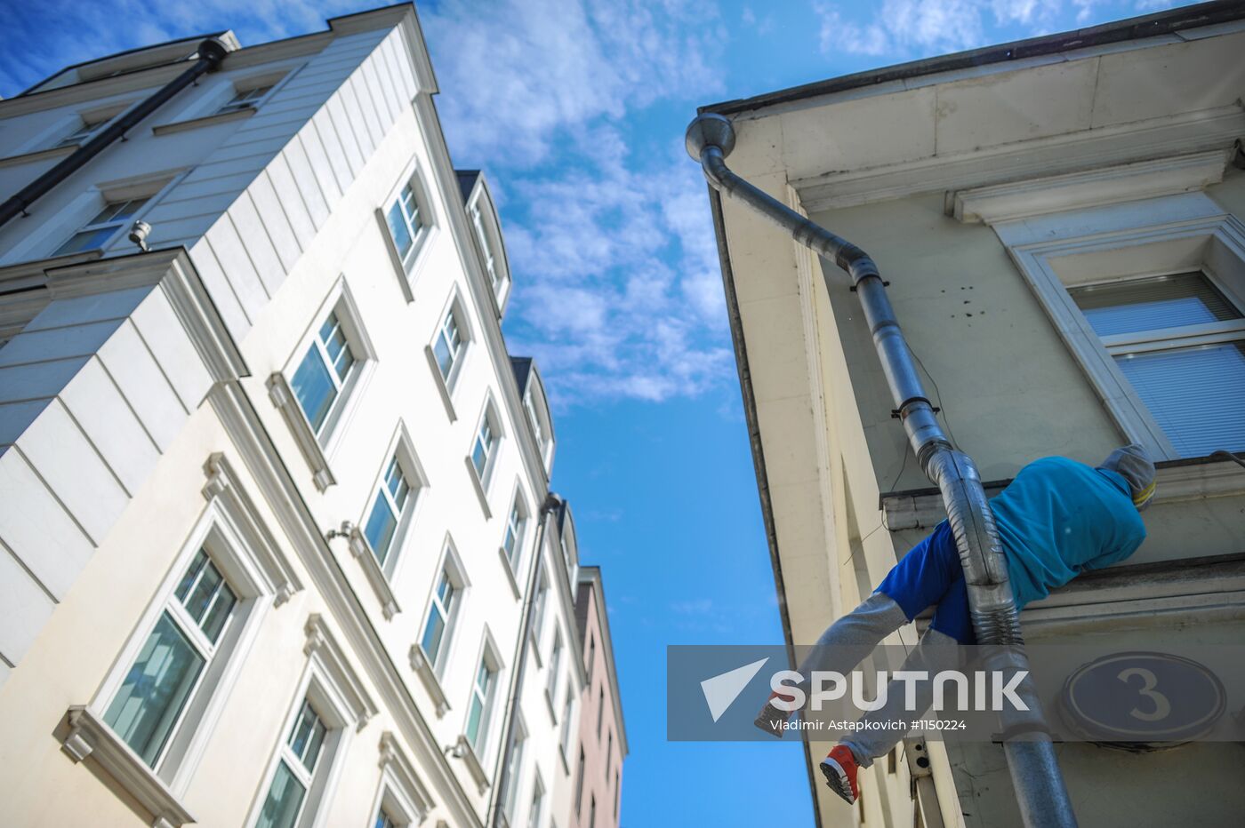 "Body in Urban Space" performers create living art