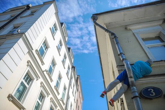 "Body in Urban Space" performers create living art