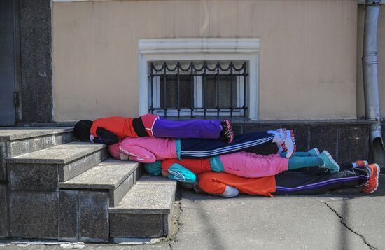 "Body in Urban Space" performers create living art