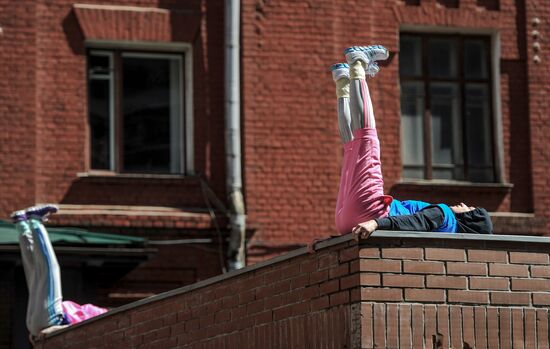 "Body in Urban Space" performers create living art