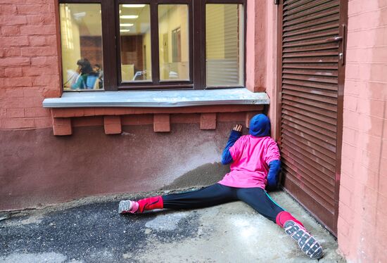 "Body in Urban Space" performers create living art
