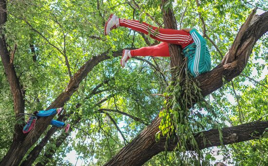 "Body in Urban Space" performers create living art