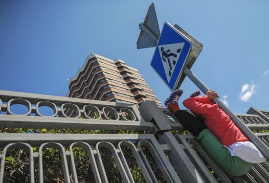 "Body in Urban Space" performers create living art