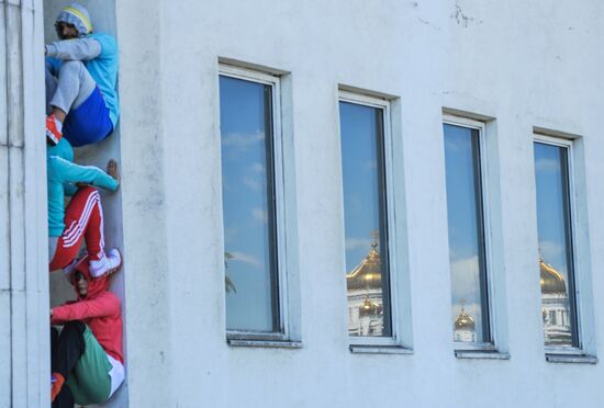 "Body in Urban Space" performers create living art