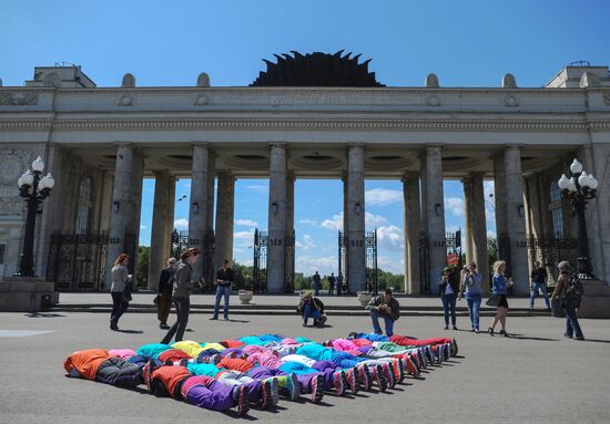 "Body in Urban Space" performers create living art