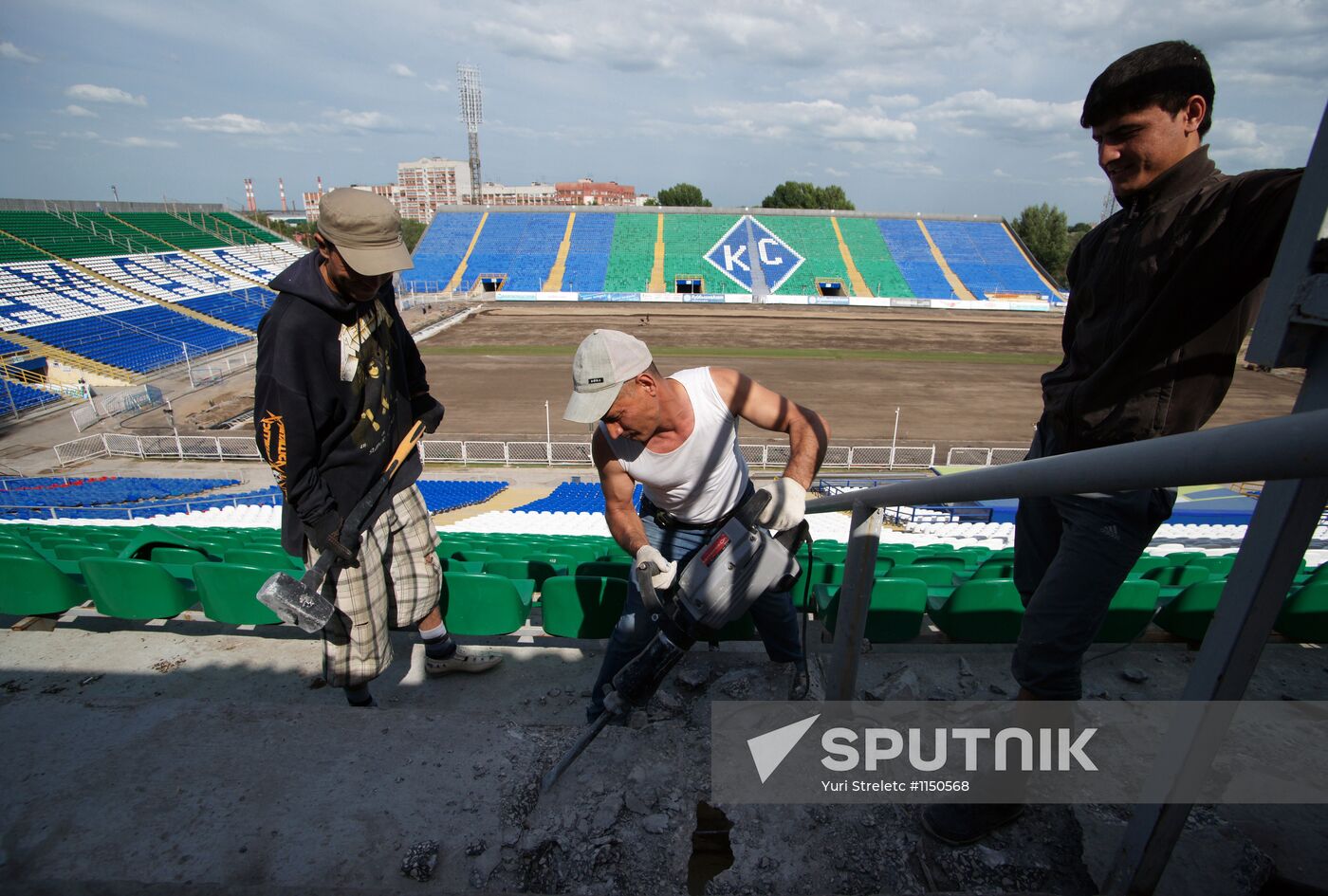 Preparation of new lawn and other work on Metallurg stadium