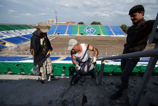 Preparation of new lawn and other work on Metallurg stadium
