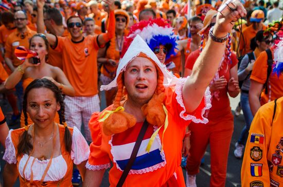 Dutch fans in Kharkov before match