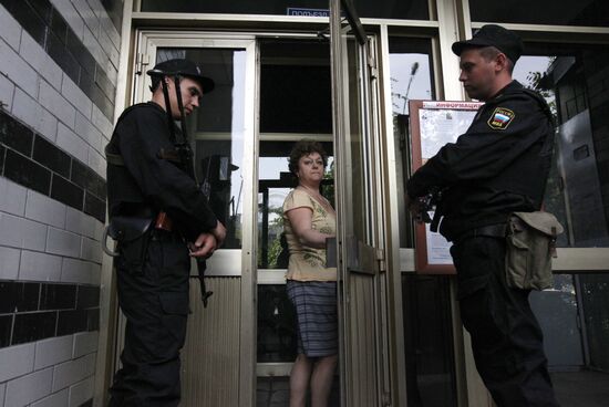 Police searches Alexei Navalny's apartment
