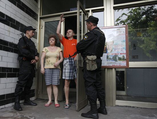 Police searches Alexei Navalny's apartment