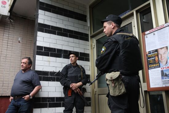 Police search blogger Alexei Navalny's apartment