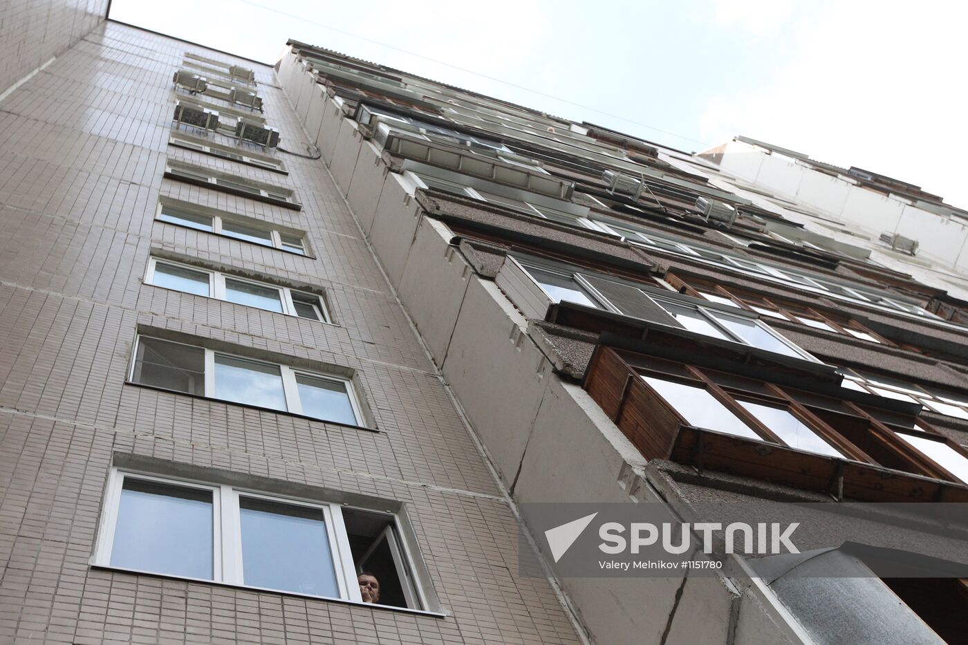 Police search blogger Alexei Navalny's apartment
