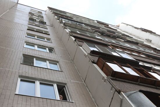 Police search blogger Alexei Navalny's apartment