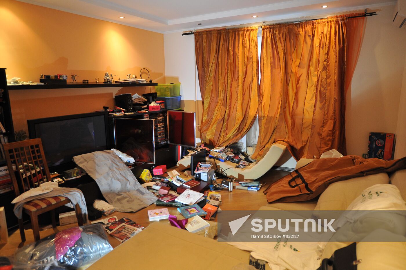 Police search blogger Alexei Navalny's apartment