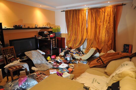 Police search blogger Alexei Navalny's apartment