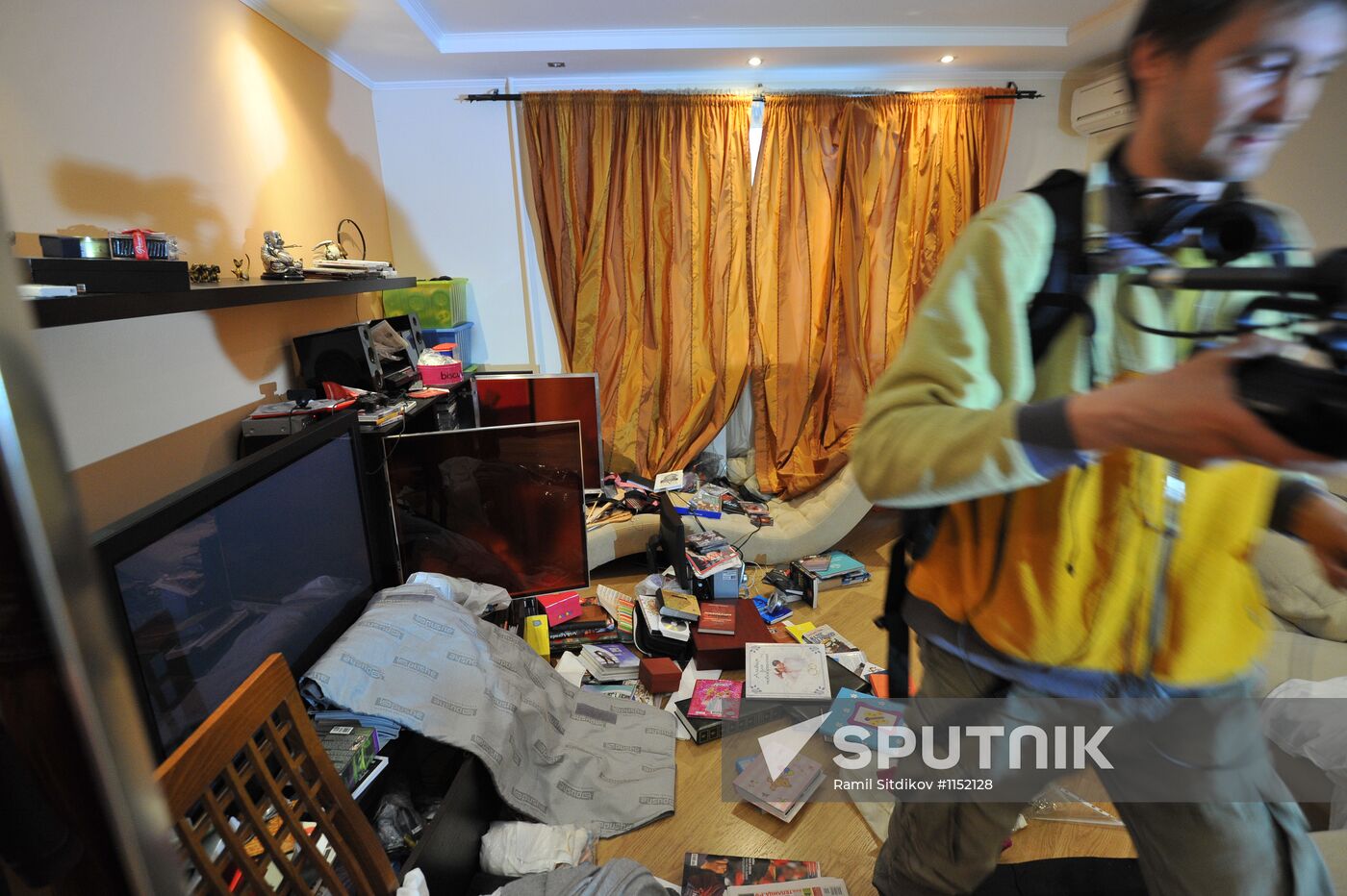 Police search blogger Alexei Navalny's apartment