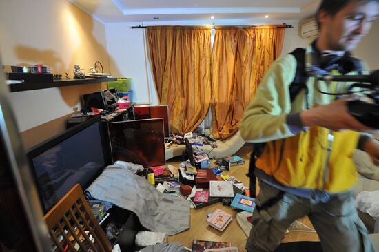 Police search blogger Alexei Navalny's apartment