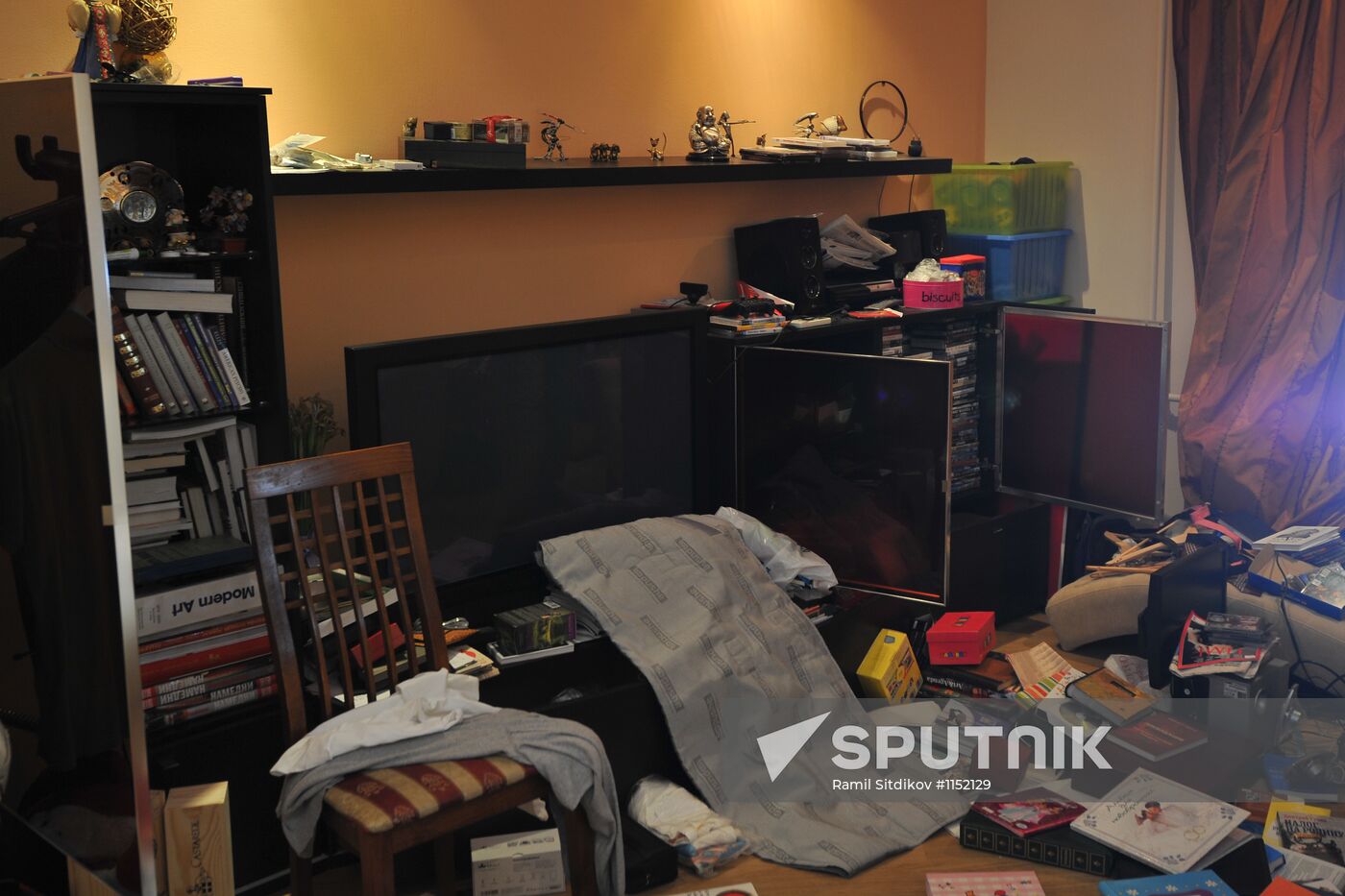 Police search blogger Alexei Navalny's apartment
