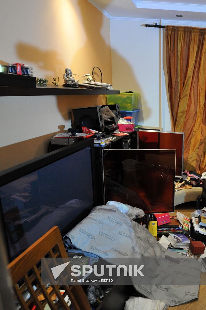 Police search blogger Alexei Navalny's apartment