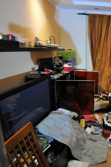 Police search blogger Alexei Navalny's apartment